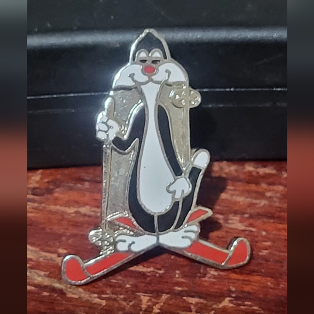 Cartoon Character Slyvester the cat Skiing Pin